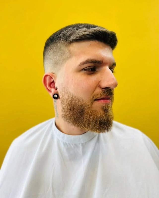 Corte degradê com acabamento de barba feito pela Barbearia Simão