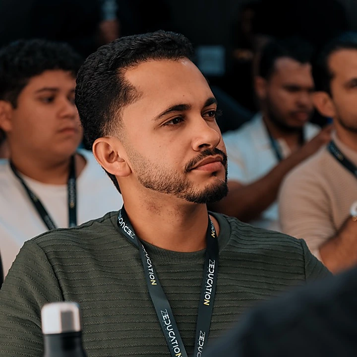 Daniel, profissional da Barbearia Simão