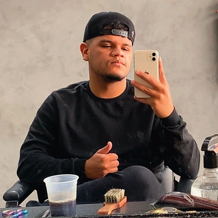 João, profissional da Barbearia Simão
