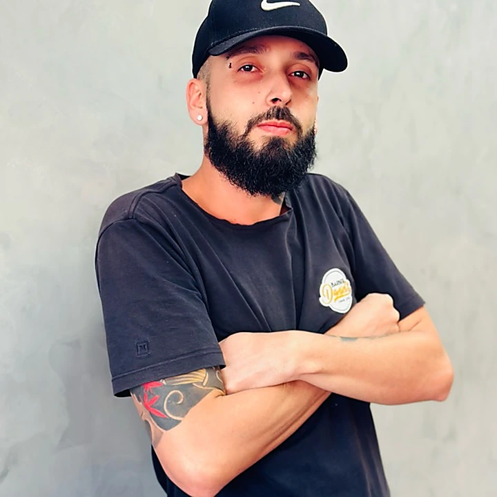 Junin, profissional da Barbearia Simão
